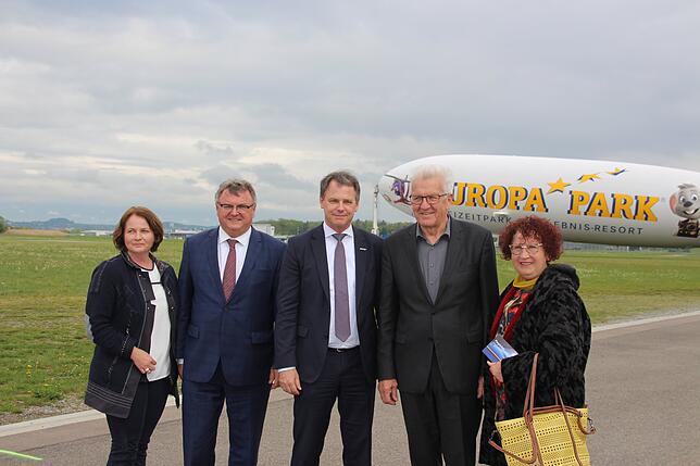 Baden-Württembergs Ministerpräsident Winfried Kretschmann (2. v. r.) mit seiner Frau Gerlinde (rechts) und Zeppelin-Geschäftsführer ...