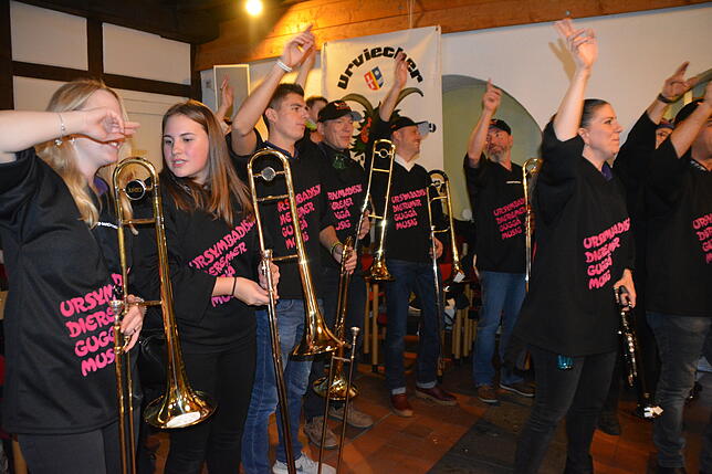 Beim Urviecher-Lied singt der ganze Saal laut mit: &bdquo;Urviech he, Urviech he, du bisch en super Kerl und stets fidel!&ldquo;