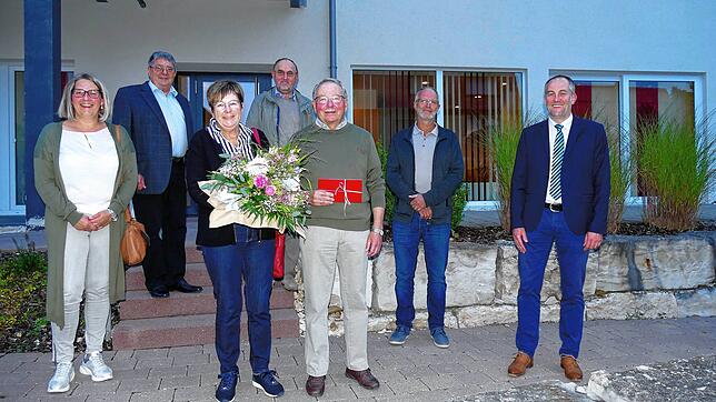 Mit Blumen und einem Präsent wurden Fritz Reiser und seine Ehefrau Dorothea (Bildmitte) bei der Beil-Stiftung offiziell verabschiedet. ...