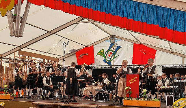 Der Musikerverein Illmensee spielte zum Frühschoppen und Mittagstisch auf und begeisterte mit vielen Gesangseinlagen.