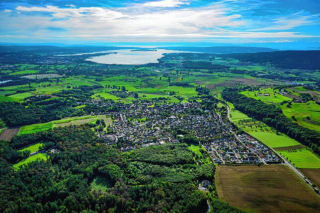 Der Singener Stadtteil Überlingen am Ried aus der Luft gesehen. Ende August ging die Erdbebenserie weiter, deretwegen es im Sommer schon ...