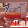 In einer Apotheke zeigt eine Mitarbeiterin eine Schachtel Yasminelle. Bild: Marinovic