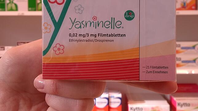 In einer Apotheke zeigt eine Mitarbeiterin eine Schachtel Yasminelle.