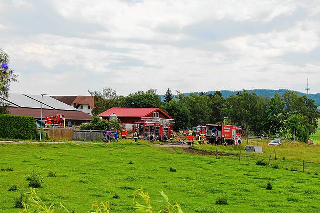Bild 1: Großeinsatz für die Feuerwehren in Sumpfohren: Ein Gebäude des Hofs Bogenschütz brennt