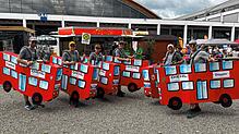 Das Team der Firma Diehl in ihren Bussen holte sich den ersten Platz des Kreativpreises beim ZF-Firmenlauf.