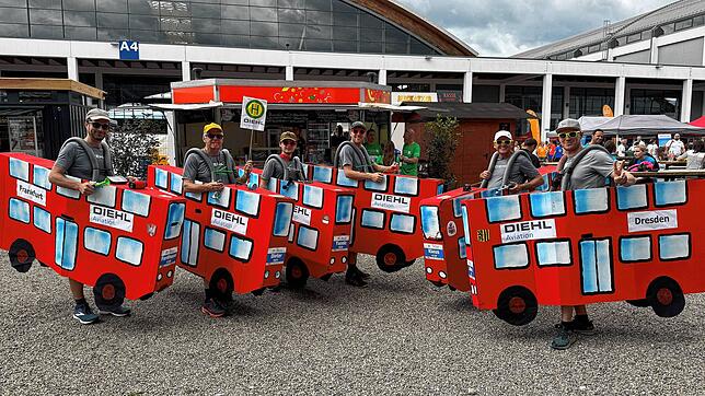 Das Team der Firma Diehl in ihren Bussen holte sich den ersten Platz des Kreativpreises beim ZF-Firmenlauf.