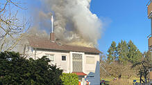 Am Mittwochmorgen ist in Überlingen am Ried in einem Mehrfamilienhaus ein Feuer ausgebrochen und hat für einen Großeinsatz der Feuerwehr ...
