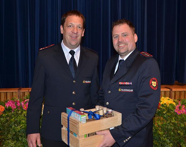 Von Claudius Mecking, dem Kommandanten der Feuerwehr Deggenhausertal, bekam Daniel Kneule einen hochprozentigen Gruß.
