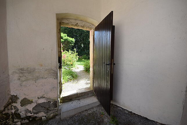 Diese kleine Tür neben der Schlosskapelle führt zum Rosengarten.