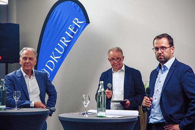 Sie lauschen gespannt den Fragen aus dem Publikum: (von links) Bürgermeister Johannes Moser, Moderator Albert Bittlingmaier und ...
