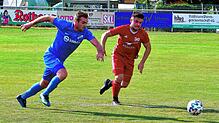 Erstes Saisontor: Jochen Bürgin (links, gegen Alexander Achmedov vom SV Jestetten) traf beim 2:2 des TuS Efringen-Kirchen gegen Bosporus ...