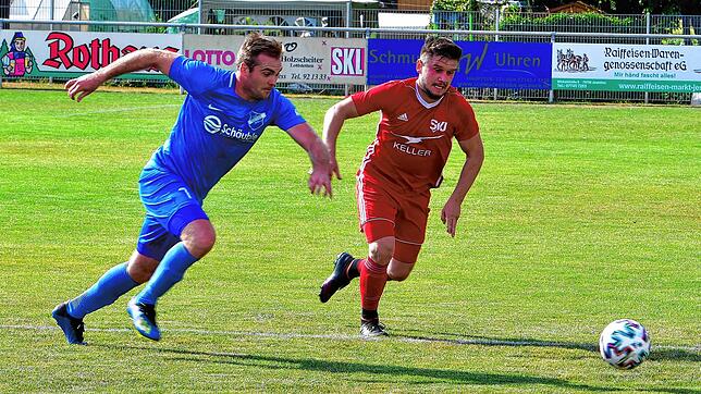 Erstes Saisontor: Jochen Bürgin (links, gegen Alexander Achmedov vom SV Jestetten) traf beim 2:2 des TuS Efringen-Kirchen gegen Bosporus ...