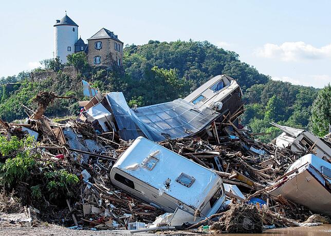 Dutzende Wohnwagen, Autos und Wohnmobile die von der Flutwelle mitgerissen wurden, hängen zusammengequetscht an einer Ahrbrücke in ...