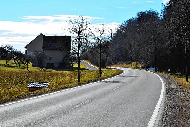 Ein 39-Jähriger kam 2020 unter Alkoholeinfluss mit seinem Auto auf der K 6180 in Fahrtrichtung Stockach über die Gegenspur nach ...