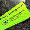 Am unteren Zugang der Marienschlucht sind zwei Absperrungen mit Warnschildern, ehe das massive Metalltor kommt. Dies ist die zweite ...