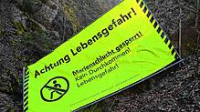 Am unteren Zugang der Marienschlucht sind zwei Absperrungen mit Warnschildern, ehe das massive Metalltor kommt. Dies ist die zweite ...