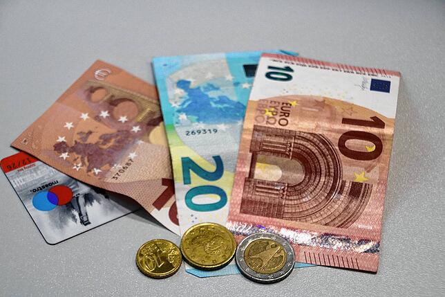 Mit Karte zahlen oder mit Bargeld? Der Trend geht deutlich weg von Scheinen und Münzen.