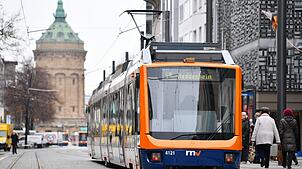 Laut Polizei hatte der Mann unerlaubterweise die Gleise überquert. (Symbolbild)
