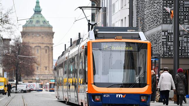 Laut Polizei hatte der Mann unerlaubterweise die Gleise überquert. (Symbolbild)