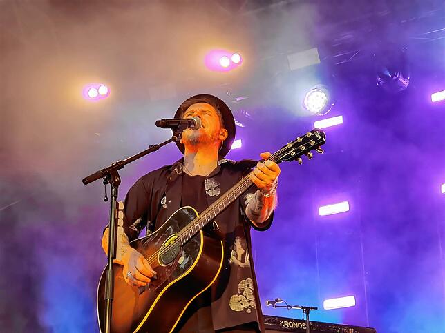 Bild 16: Johannes Oerding tritt in Meersburg auf: 4.000 Fans feiern begeistert