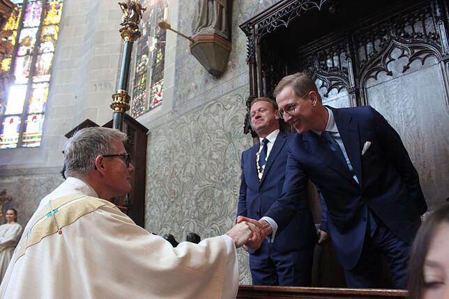 Friedensgruß von Stadtpfarrer Bernd Walter an Prinz Bernhard von Baden anlässlich der Schwedenprozession. Im Hintergrund ...