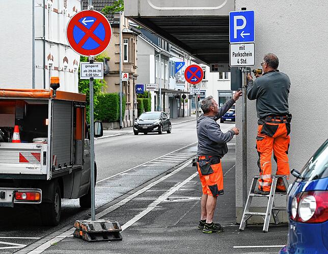 Schluss mit Parken an der Bismarkstraße: Mitarbeiter der Technischen Betriebe Radolfzell (TBR) demontieren die Parkhinweisschilder ...