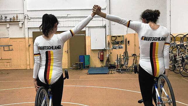 Blick nach vorn: Die Kunstradfahrerinnen Anika Papok (links) und Anna-Sophia von Schneyder vom RV Lottstetten dürfen darauf hoffen, dass ...