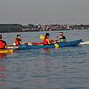 Die warmen Temperaturen locken viele Kajakfahrer auf den Bodensee. Hier eine Kursgruppe, die abends bei Konstanz eine Ausfahrt unternimmt.