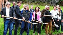 Bei den Beteiligten herrscht große Freude: im Mai 2022 erfolgte der Spatenstich für die Tagesstätte in Segeten. Bilder: Peter Schütz