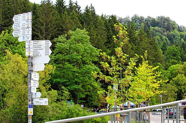 Viele Wege führen von der Wutachmühle zu Wanderungen, wie diese Hinweisschilder zeigen.
