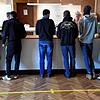 Flüchtlinge stehen am Empfang im Asylcenter im dänischen Sønderborg.