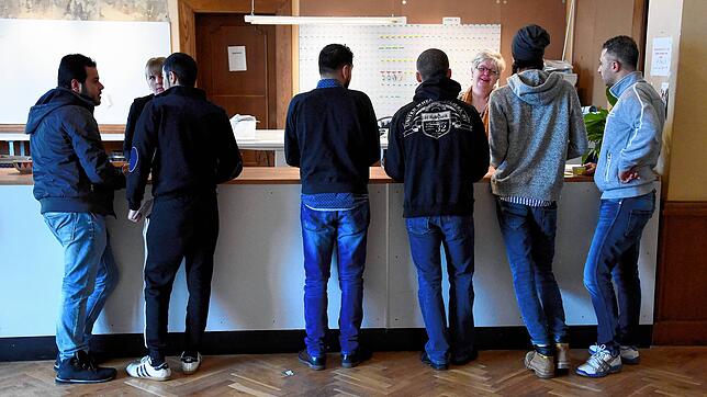 Flüchtlinge stehen am Empfang im Asylcenter im dänischen Sønderborg.