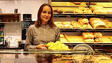 Natalie Laktjuschin hat in der Azubi-Woche die Verantwortung für die Bäckerei des Schulz-Marktes in Waldshut.