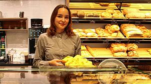 Natalie Laktjuschin hat in der Azubi-Woche die Verantwortung für die Bäckerei des Schulz-Marktes in Waldshut.