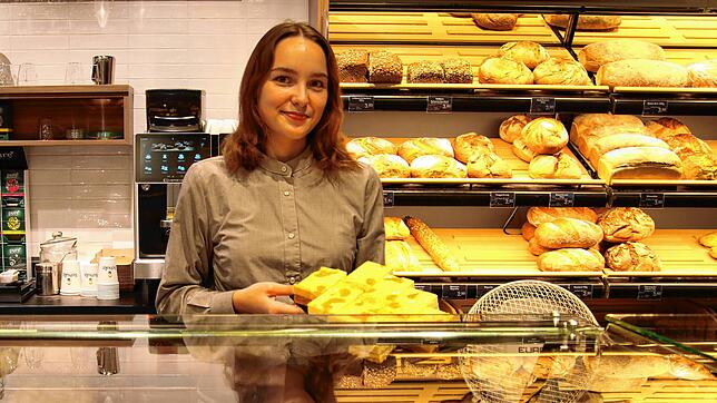 Natalie Laktjuschin hat in der Azubi-Woche die Verantwortung für die Bäckerei des Schulz-Marktes in Waldshut.