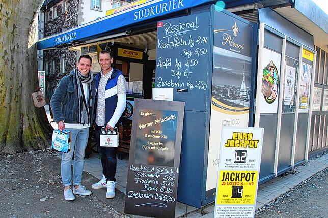 Lars Fischer (links) und Christian Sandmann vor dem Kiosk.
