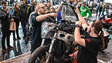Die &bdquo;Motorradwelt Bodensee&ldquo; fand zuletzt im Januar 2020 statt. Da waren Menschenmassen auf dem Messegelände noch kein Problem.