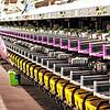 Eine Siemens-Mitarbeiterin kontrolliert eine Sortiermaschine. 1200 Siemens-Mitarbeiter an mehreren Standorten werden von der ...