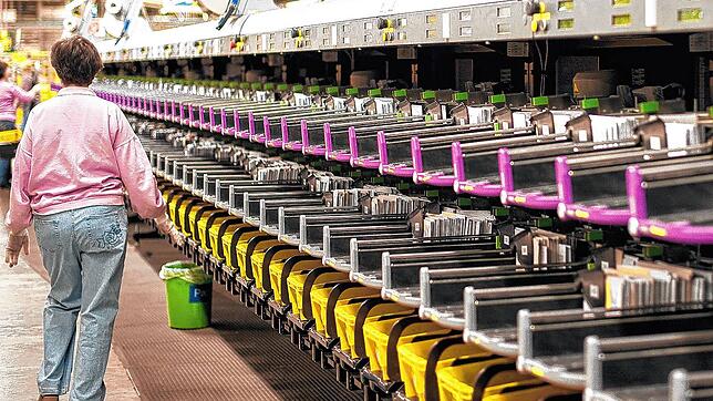 Eine Siemens-Mitarbeiterin kontrolliert eine Sortiermaschine. 1200 Siemens-Mitarbeiter an mehreren Standorten werden von der ...
