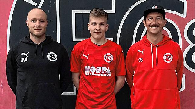 Reaktiviert: Sportchef Dominik Wunderle (links) und Trainer Clemens Bauer (rechts) freuen sich, das Marc Schäuble beim FC 08 Bad ...