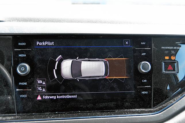 Nur eine von mehreren Stellen, an denen Sensoren im Auto ihren Dienst tun: die Einparkhilfe. Die piepst nicht nur, man kann sie wie hier ...
