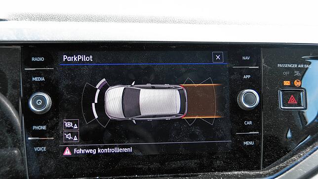 Nur eine von mehreren Stellen, an denen Sensoren im Auto ihren Dienst tun: die Einparkhilfe. Die piepst nicht nur, man kann sie wie hier ...