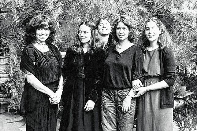 Martin Walsers Familie, aufgenommen Anfang der 80er-Jahre: Seine Ehefrau Käthe (von links) mit den Töchtern Johanna, Alissa, Franziska ...