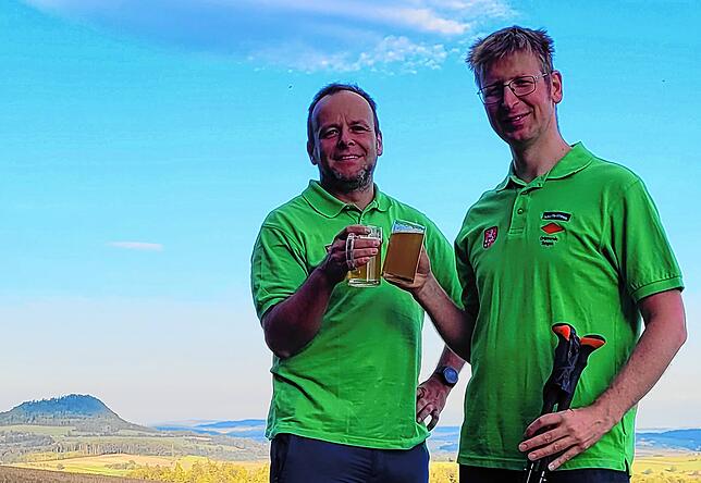 Oliver Bock und Matthias Back vom Tengener Schwarzwaldverein stoßen schon einmal auf die verrückte Idee an.