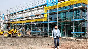 Carlo Müller, Gebietsleiter Expansion bei Netto Marken-Discount, beim Besuch auf der Baustelle des neuen Lebensmittelmarktes in Mönchweiler.