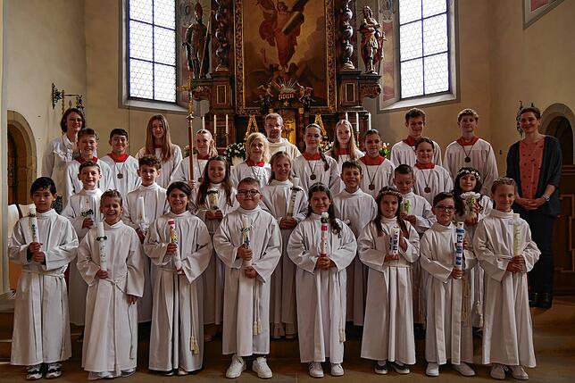 15 Jungen und Mädchen haben in der St. Michael Kirche in Rheinheim ihre Kommunion gefeiert.