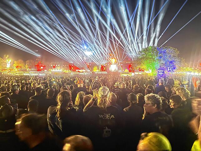 Die Stimmung auf dem Festivalgelände ist einfach phänomenal, sagen die vier Villinger, die mit 92.000 Leuten gemeinsam feiern.
