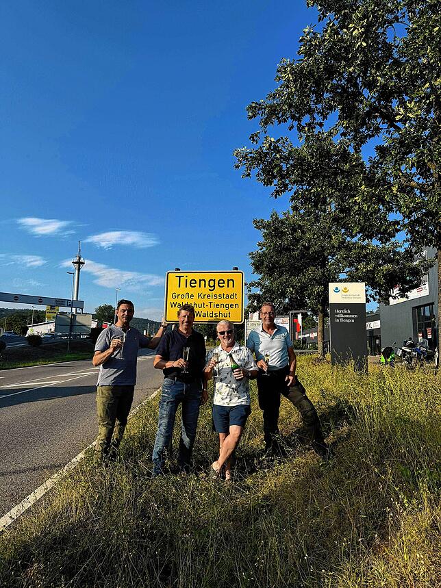Wieder zu Hause: Mit einem Gläschen Sekt feiern Ralf Kögel (von links), Matthias Neubert, Maximilian Reich und Raymund Dudek die Ankunft ...