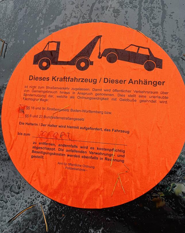 Der Rote Punkt auf der Windschutzscheibe signalisiert dem Halter, das Auto „sofort“ zu entfernen, ansonsten kommt der ...