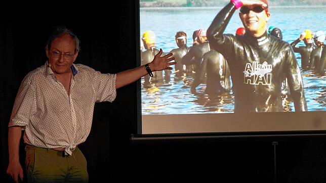 Herr Boning geht baden: Beim Kulturufer erzählte der Comedian mit viel Witz und Selbstironie von seiner Challenge, täglich in ein ...